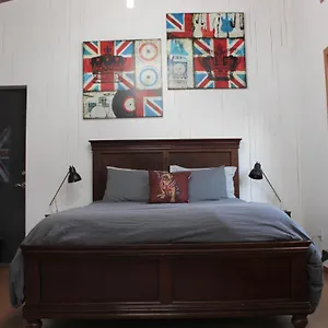 Private Bright Modern Studio! Queen Bed ! Victoria