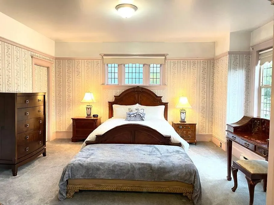 Apartment Parlor Suite In Heritage Manor, Fairfield, Near Dt Victoria Canada