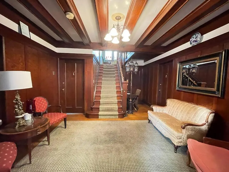 Parlor Suite In Heritage Manor, Fairfield, Near Dt Victoria